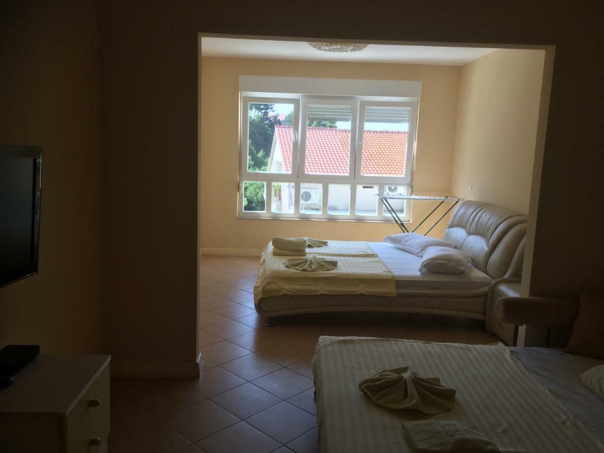 Apartments Villa Astra & Pinija เบรลา ภายนอก รูปภาพ